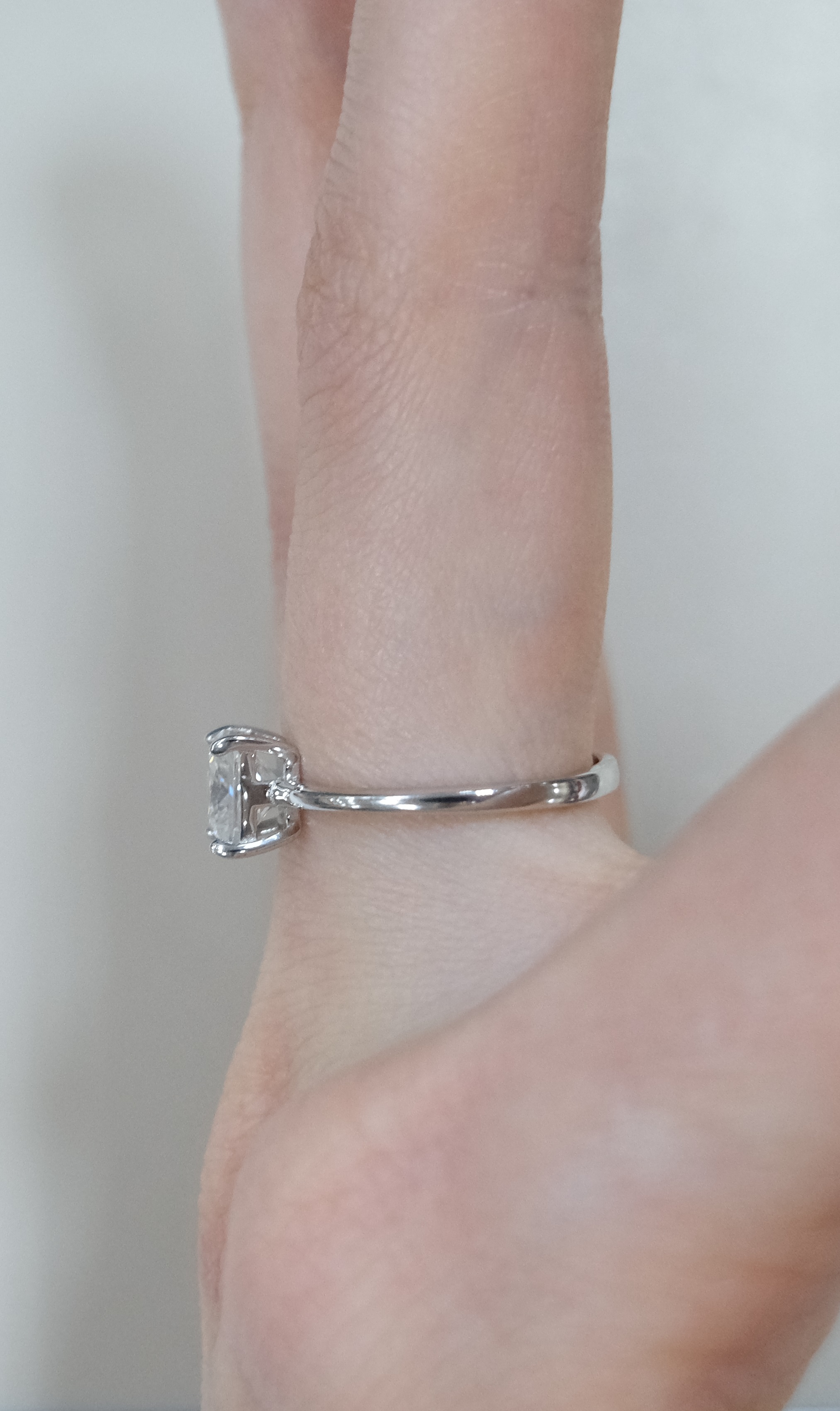 Серебряное кольцо с муассанитом